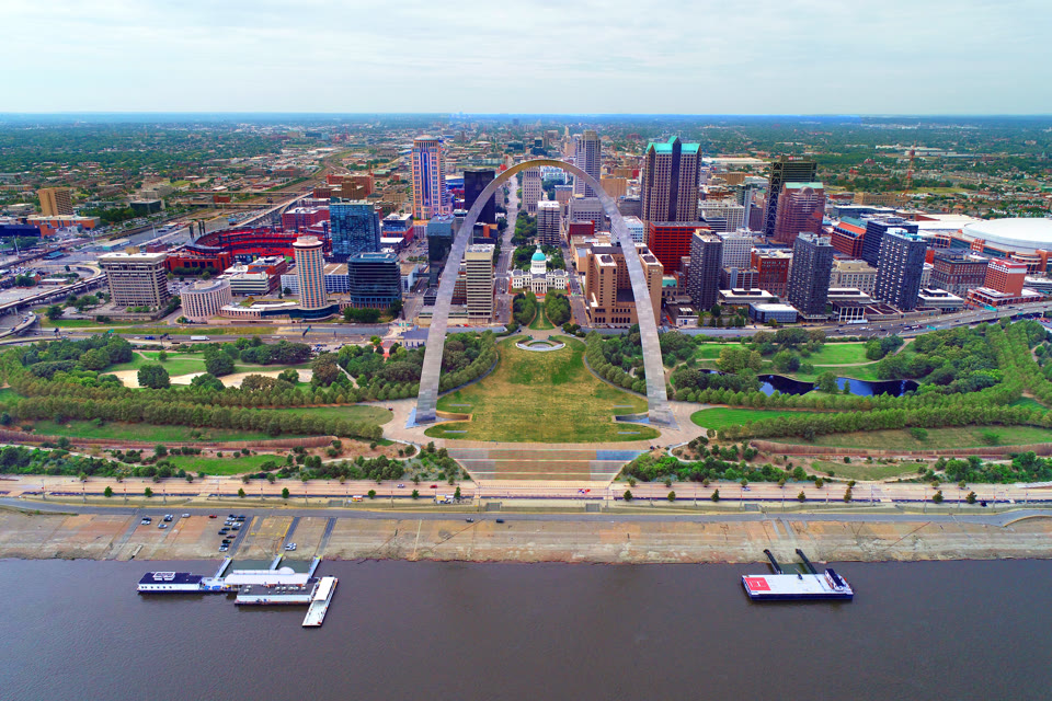 The Gateway Arch framing the Old Courthouse and downtown St. Louis skyline along the Mississippi River